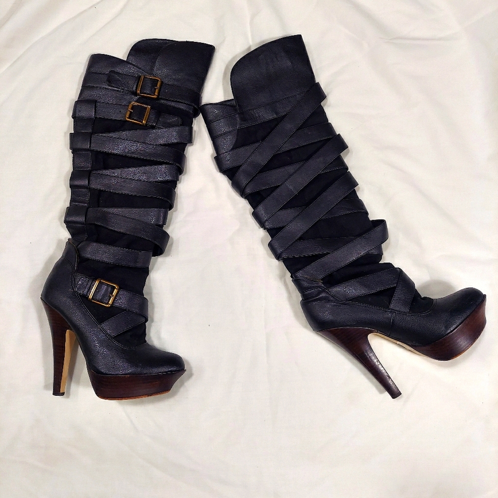 Black knee high platform boots 🥰